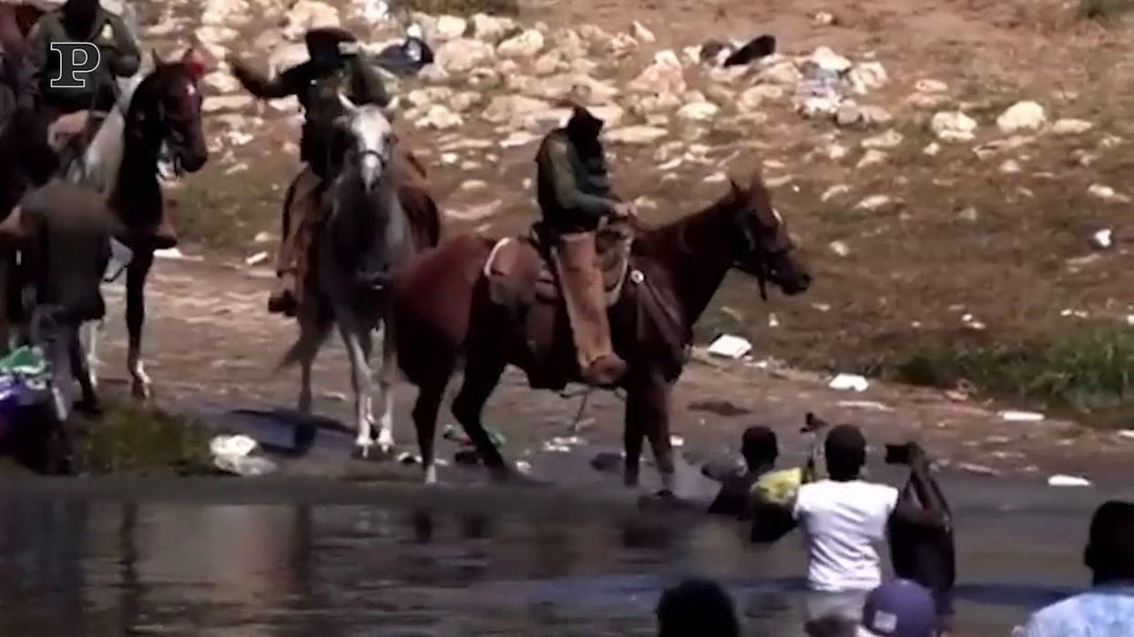 USA, migranti frustati dagli agenti al confine con il Messico | video