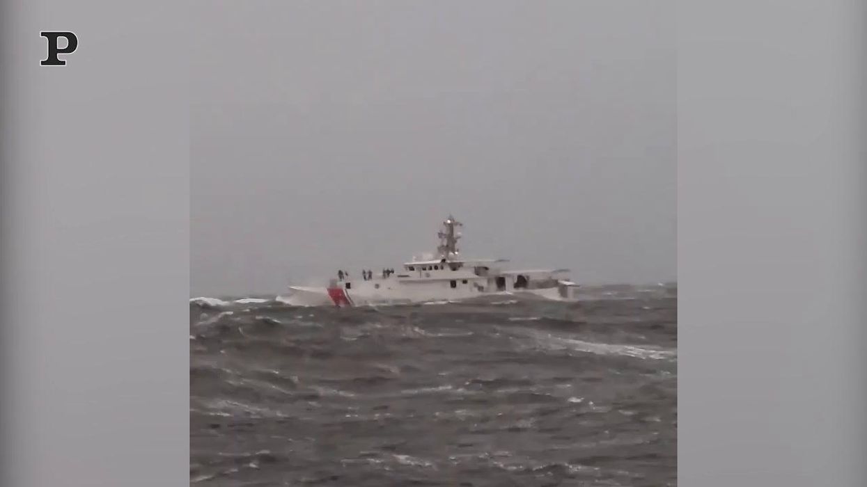 Usa, nave si capovolge nel Golfo del Messico: 12 dispersi | video