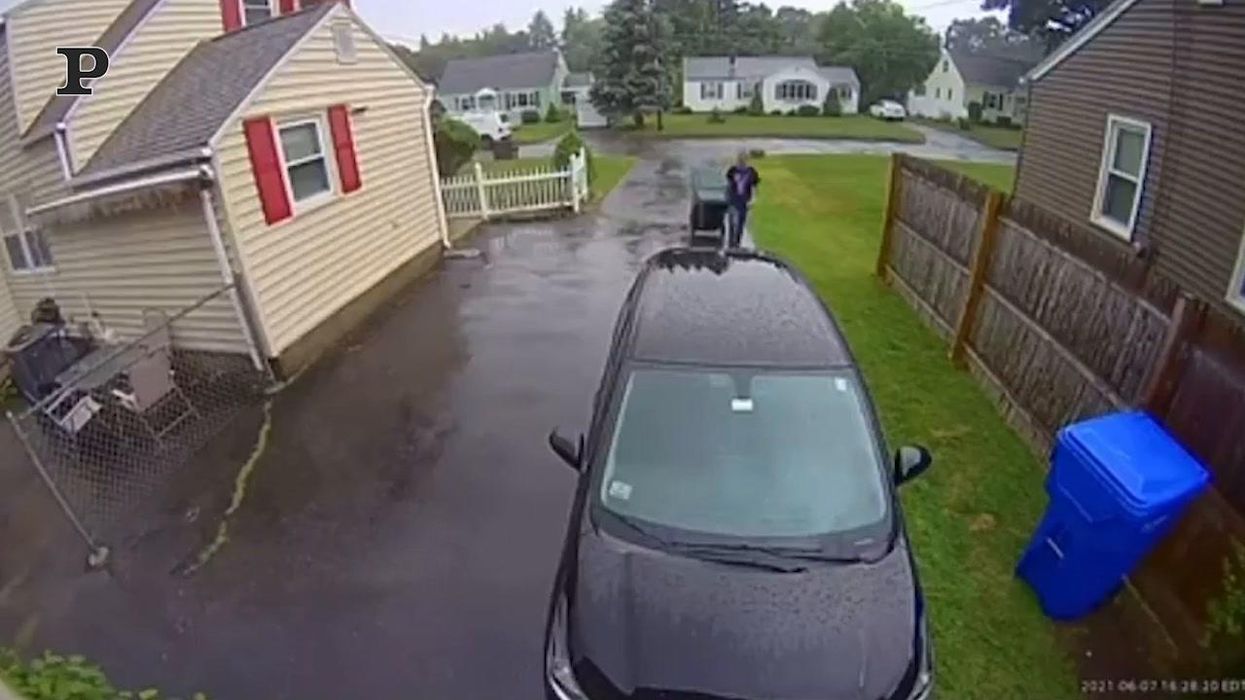 USA, un fulmine cade davanti ad una casa e sfiora un uomo | video