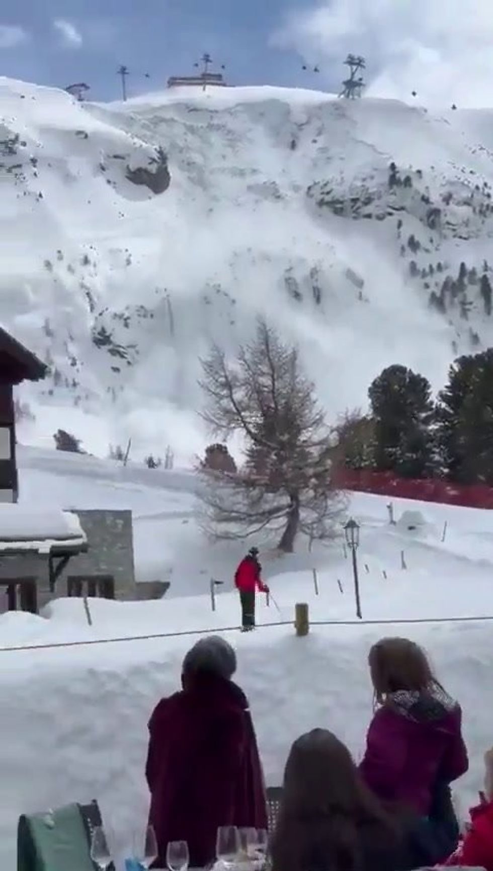 Valanga a Zermatt travolge gli sciatori sulle piste | video