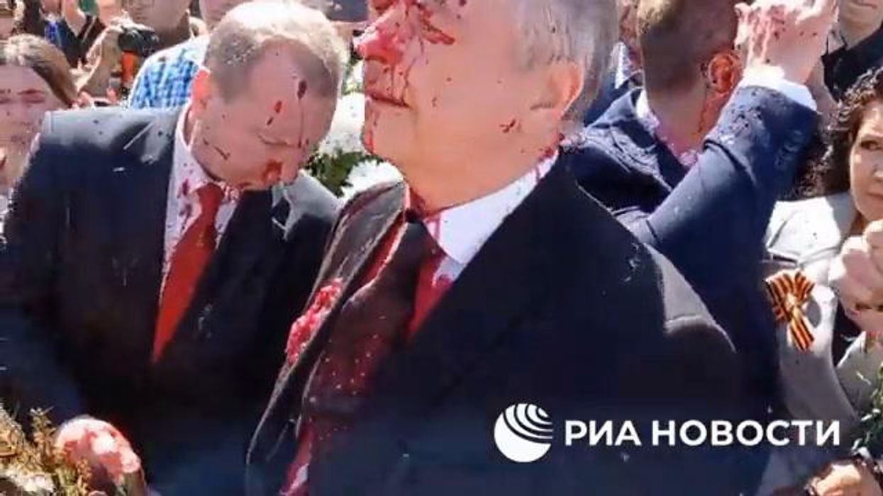 Varsavia, vernice contro l'ambasciatore russo | video