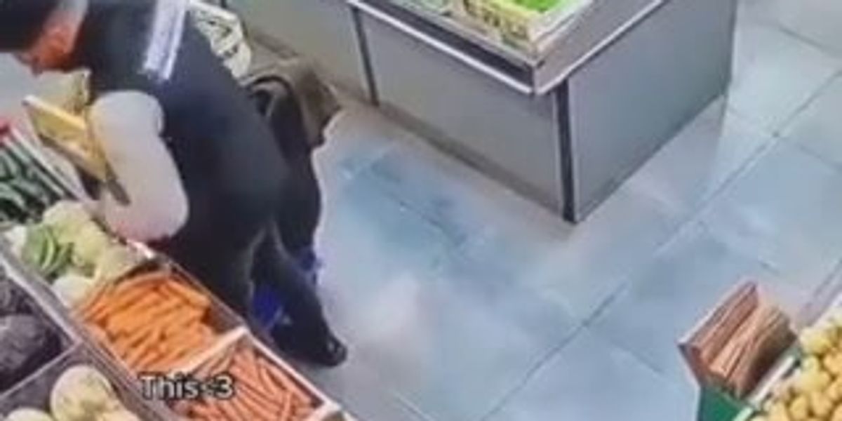 Vecchietta al supermercato sfodera una pistola finta e la punta contro il commesso | video