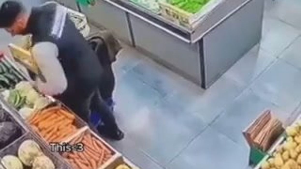 Vecchietta al supermercato sfodera una pistola finta e la punta contro il commesso | video