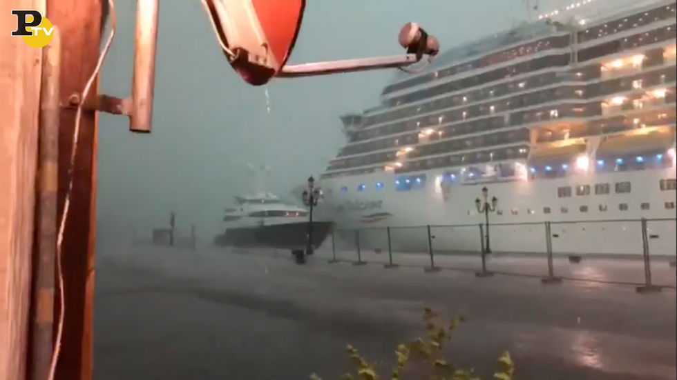 Venezia nave crociera sfiora yacht video