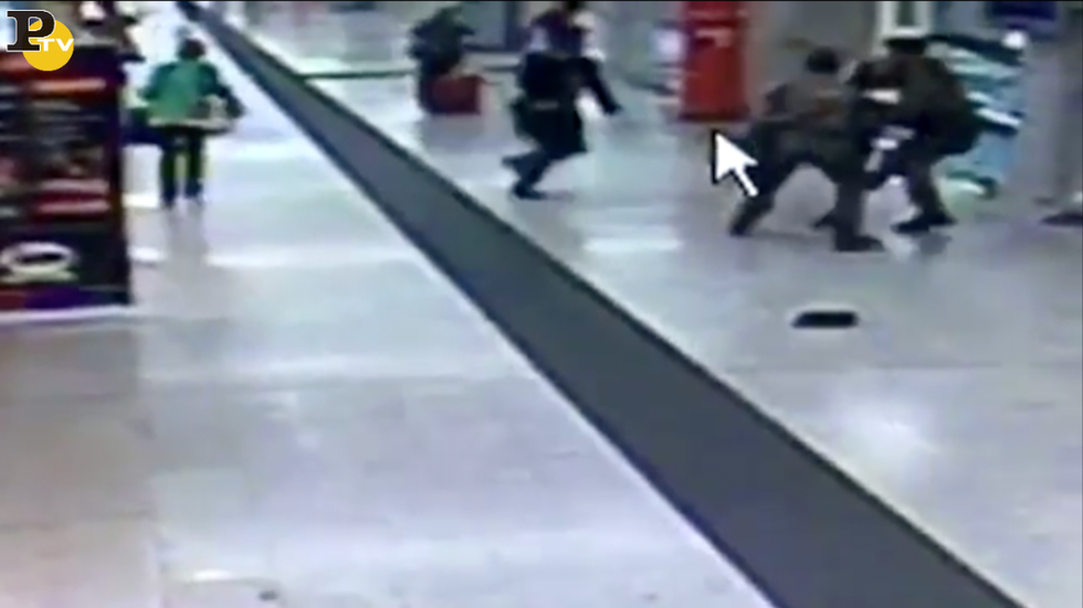 video aggressione hosni stazione centrale milano militare