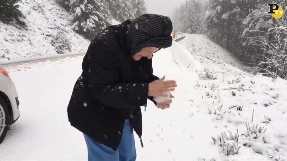 video-anziana gioca con la neve per la prima volta nella vita