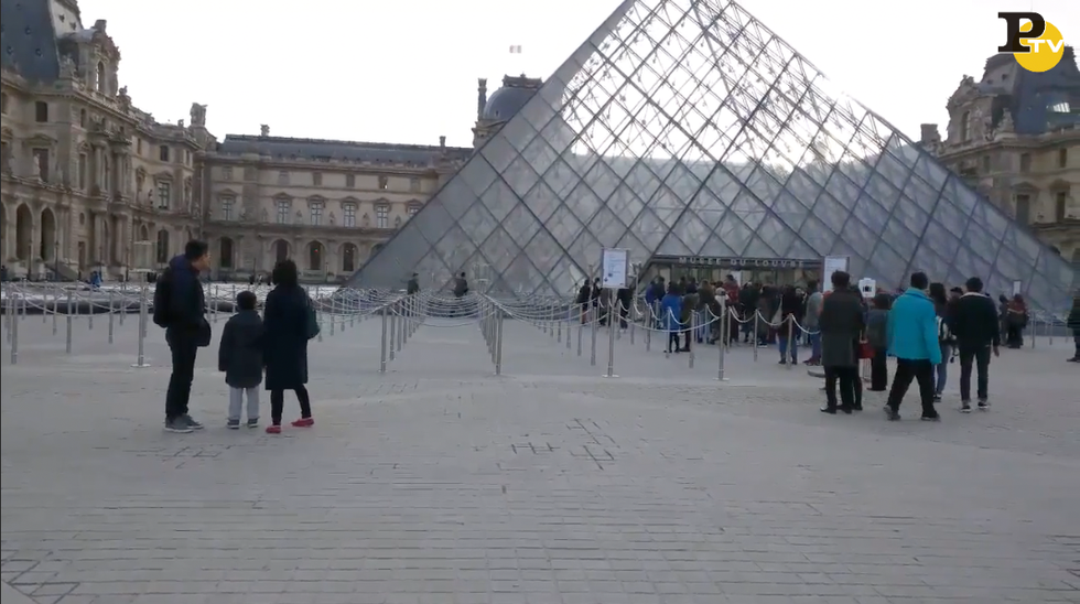 video attacco louver parigi museo coltello