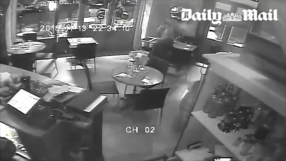 video attacco terroristi isis Salah parigi 13 novembre bar