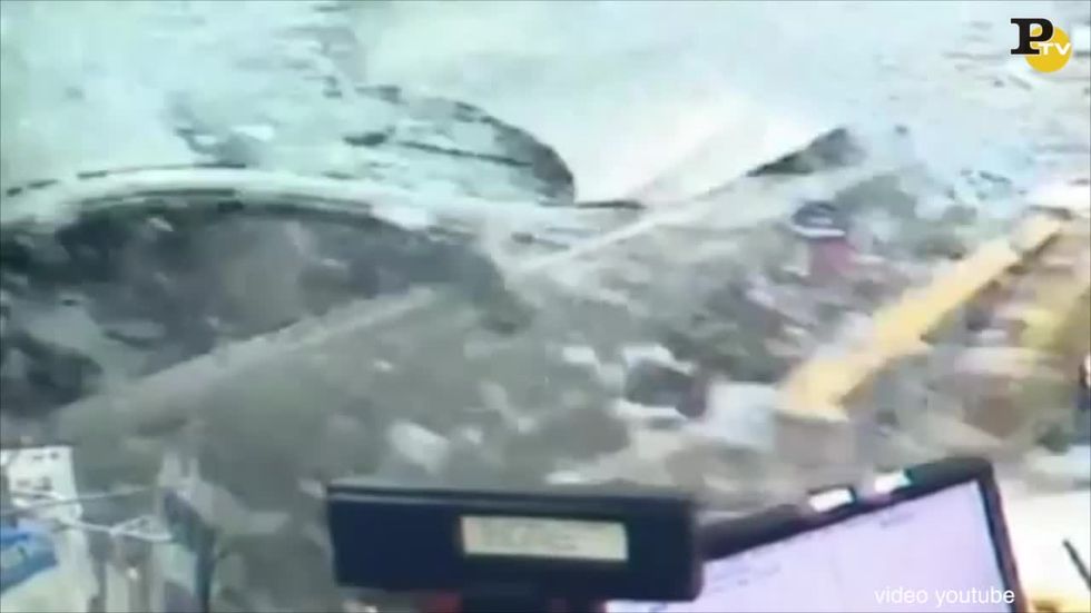 video-auto sfonda vetrina stazione di servizio