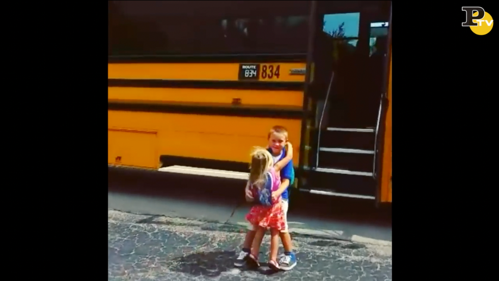 video bambina abbraccia fratellino dopo scuola ogni giorno