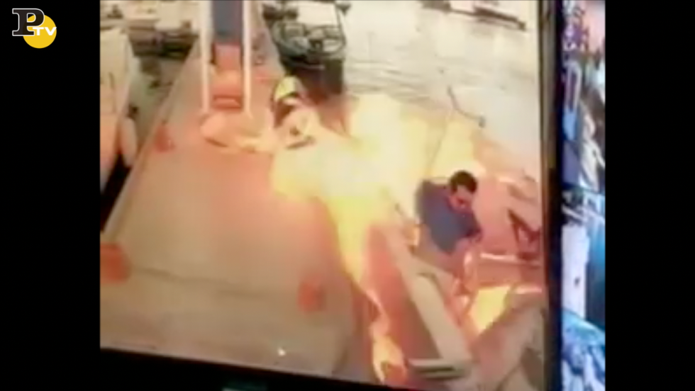 video barca esplosione Acapulco benzina