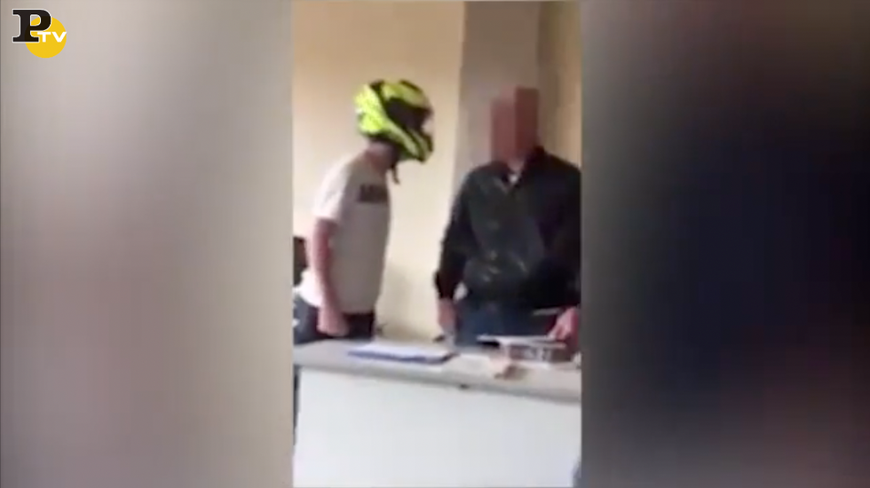 video bullismo professore Lucca studenti casco cestino carta