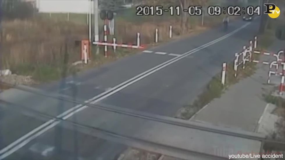 video-ciclista travolto treno polonia