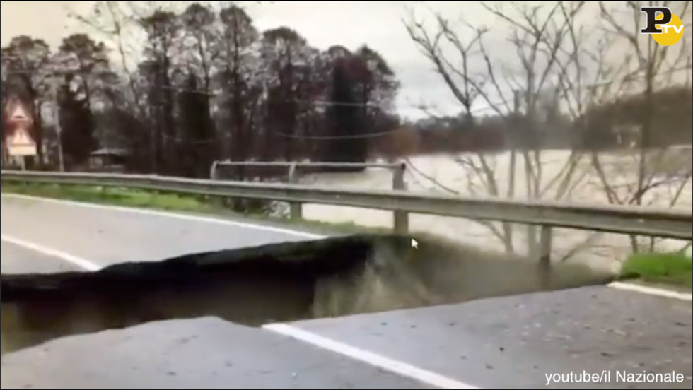 video crollo ponte saluzzo po piena fiume