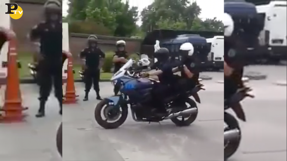 video divertente incidente Poliziotti moto nuova caserma video
