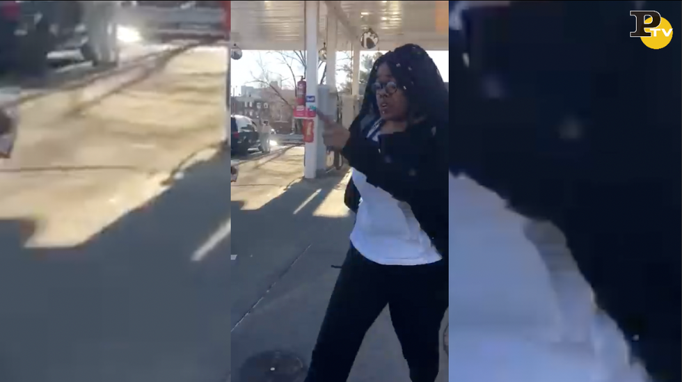 video donna impazzisce dopo incidente auto benzinaio