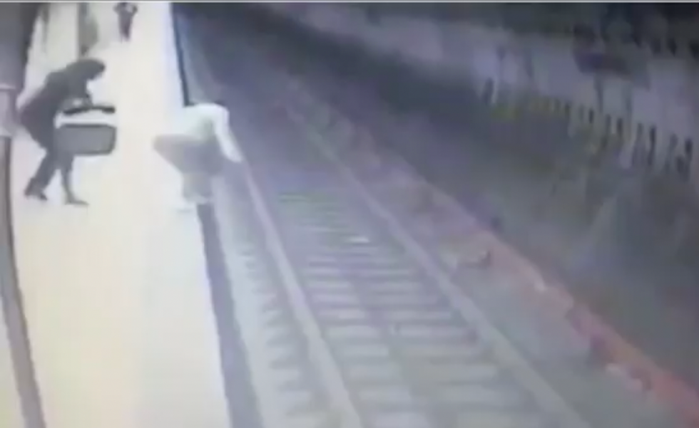 video donna spinta binari metropolitana bucarest omicidio