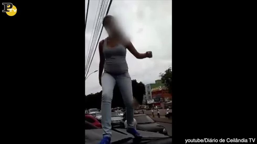 video-donna tradita distrugge l'auto del marito