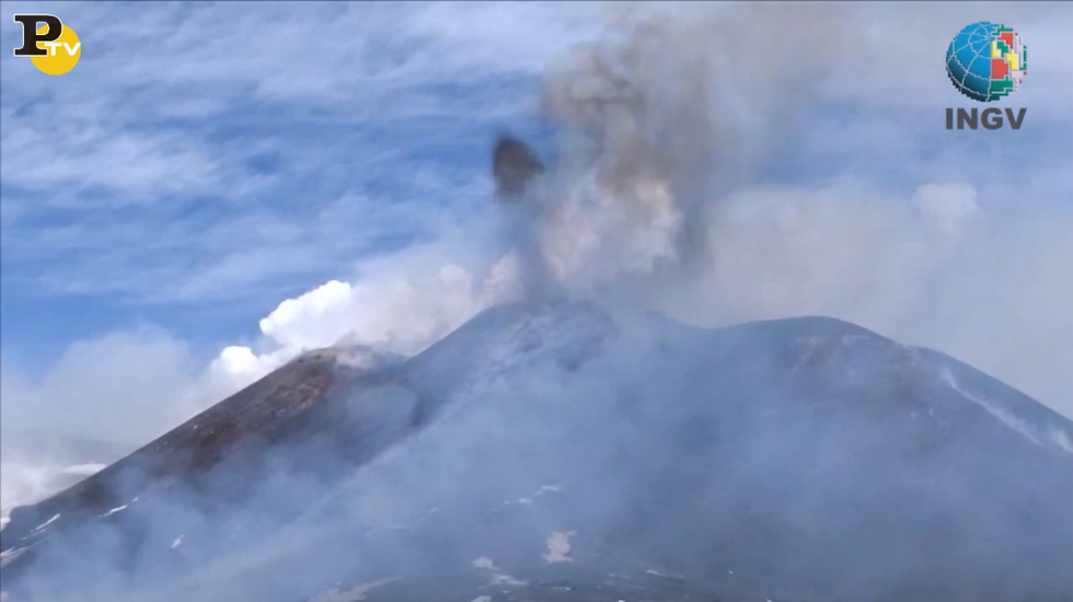 Video eruzione del vulcano etna che erutta lava