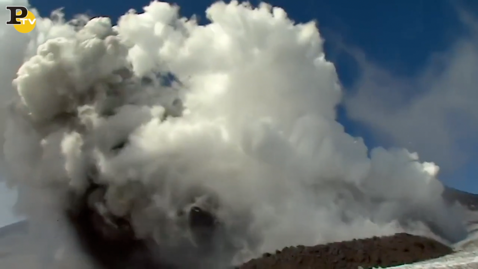 video esplosione eruzione etna troupe bbc feriti