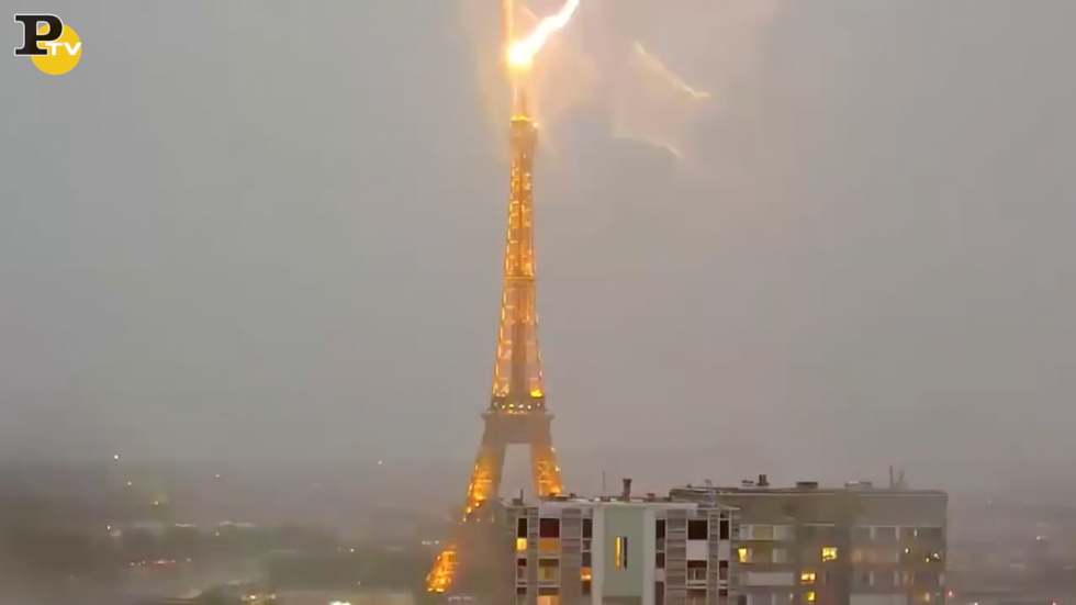 video fulmine colpisce Tour Eiffel Parigi