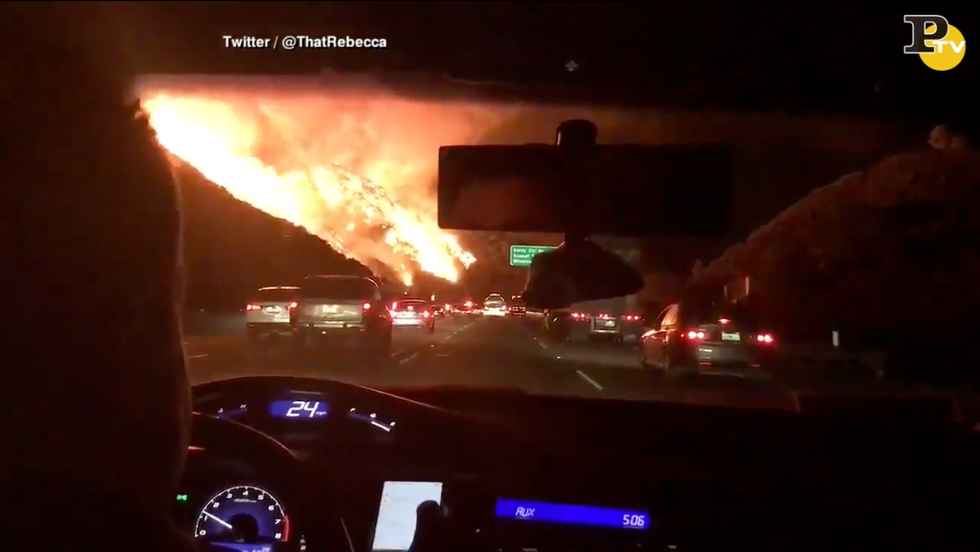 video incendio Bel-Air Los Angeles fiamme strada