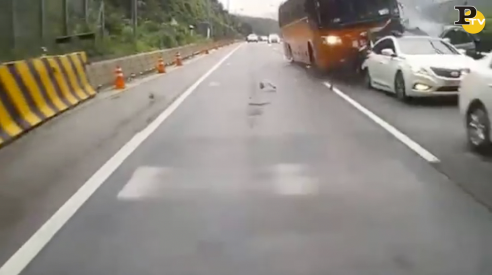 video incidente corea pullman schianto auto autostrada