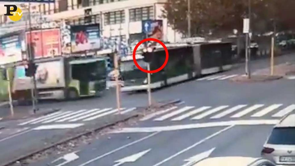 video-incidente-milano-filobus-camion-rifiuti-semaforo-rosso