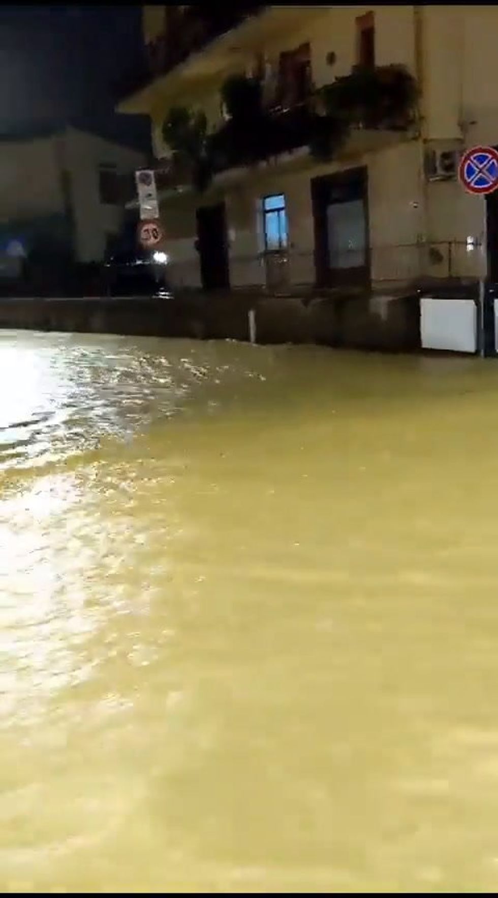 Maltempo: inondazioni a Seano, Toscana | video