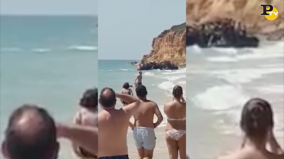 video migranti sbarco gommone spiaggia Spagna