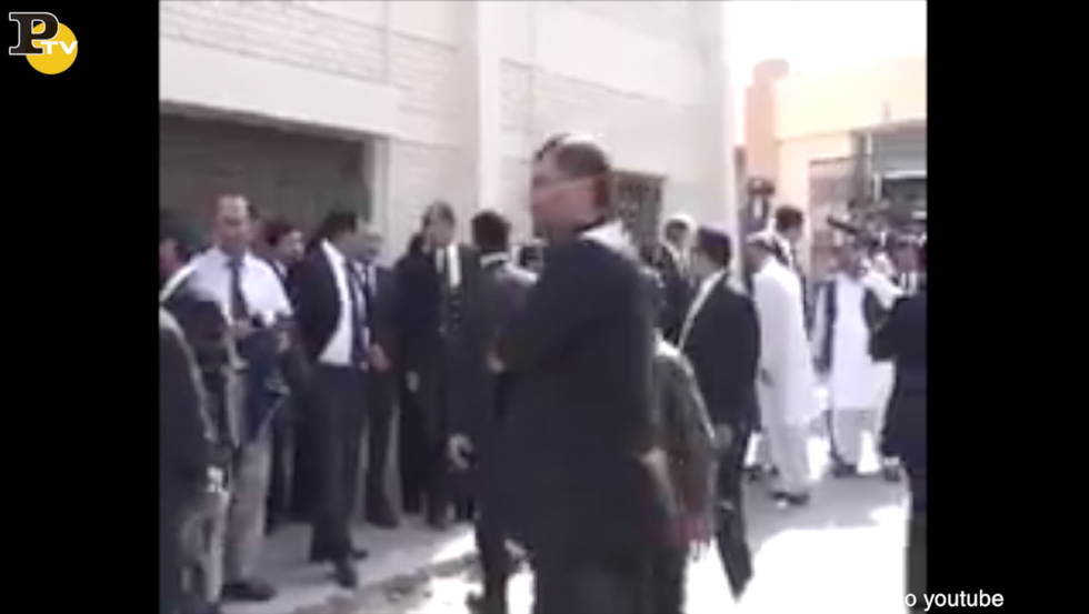 video momento esplosione quetta attentato bomba ospedale avvocati pakistan