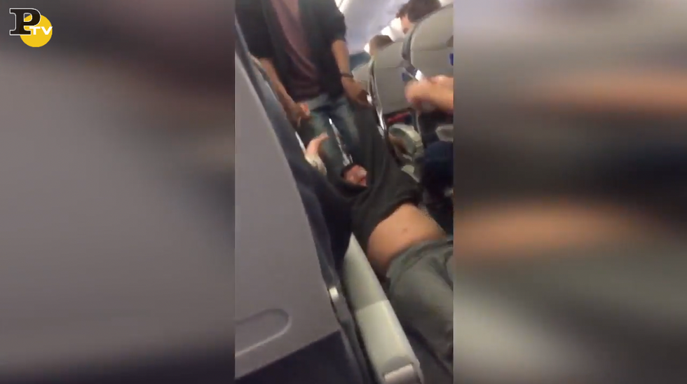 video overbooking uomo trascinato via aereo