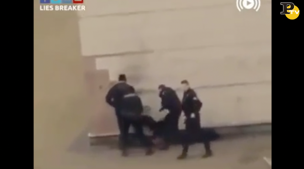 video polizia parigi pestaggio violenze theò