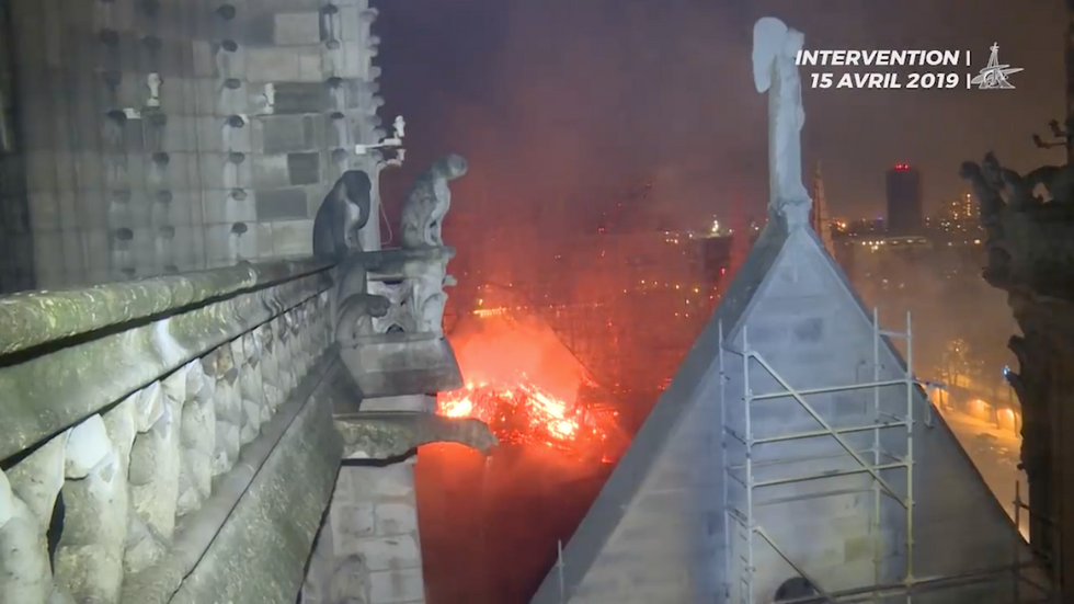 video pompieri incendio Notre Dame
