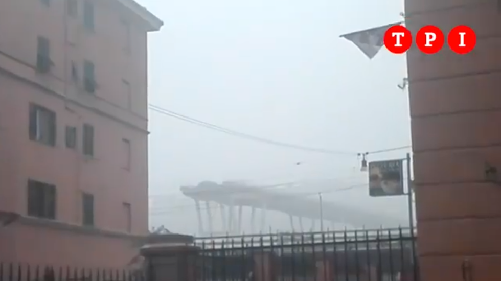 video primo soccorritore sotto POnte Morandi Genova dopo crollo