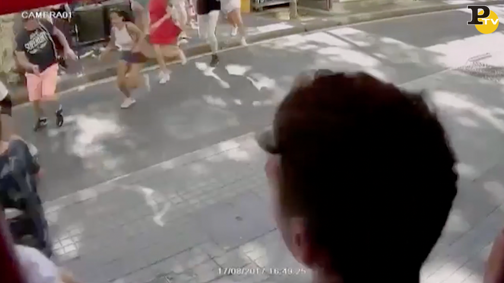 video ramblas barcellona video gente fugge attentato