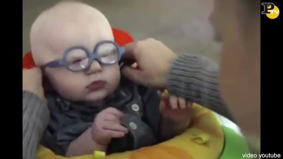 video-reazione bambino vede mamma prima volta occhiali