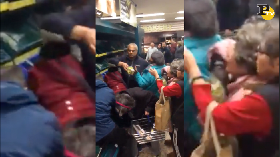 video rissa clienti supermercato londra zucchine verdure sconto