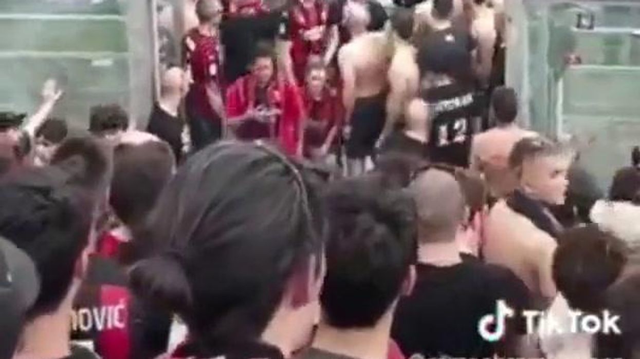 Schiaffi ai tifosi del Milan, da ultras del Milan allo stadio di Reggio Emilia | foto