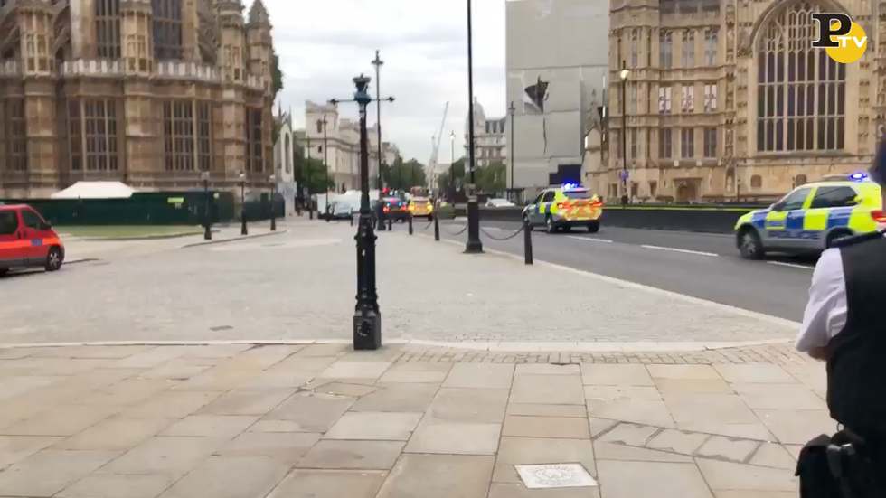 video schianto auto contro PAlrlamento Westminster Londra