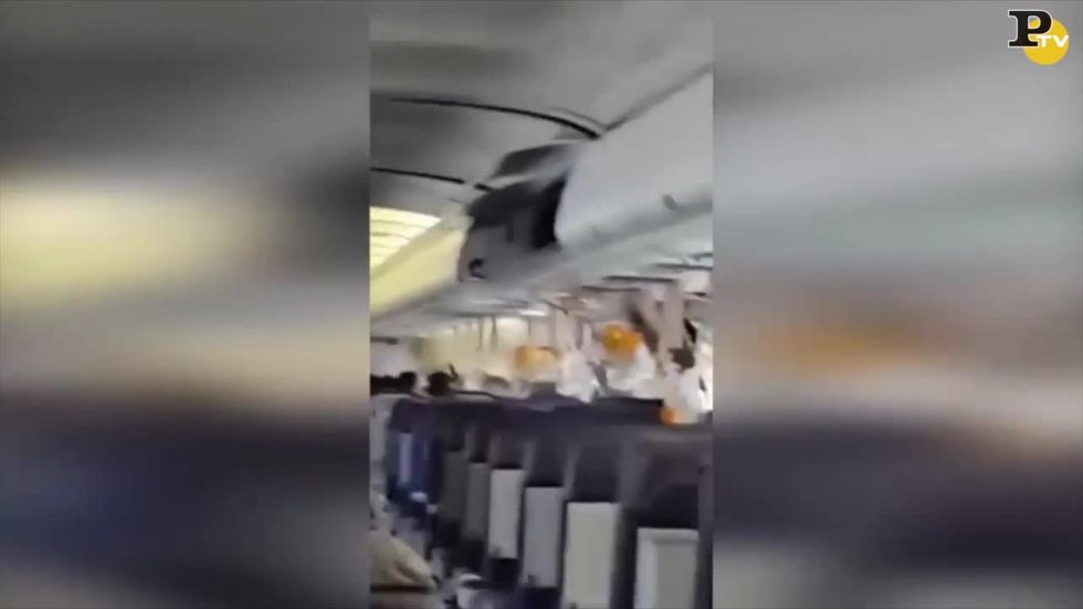 video scoppio aereo somalia passeggeri