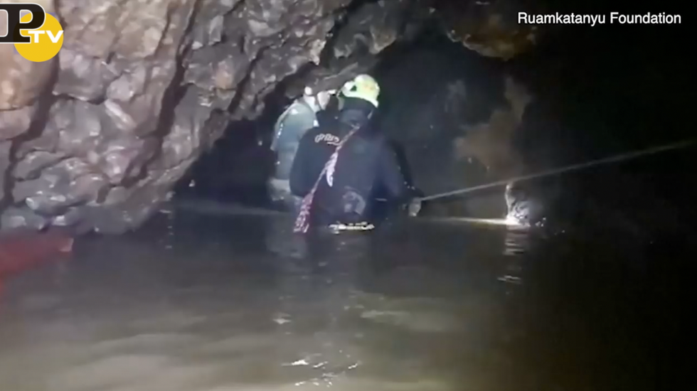 video soccorsi dentro grotta Thailandia ragazzi