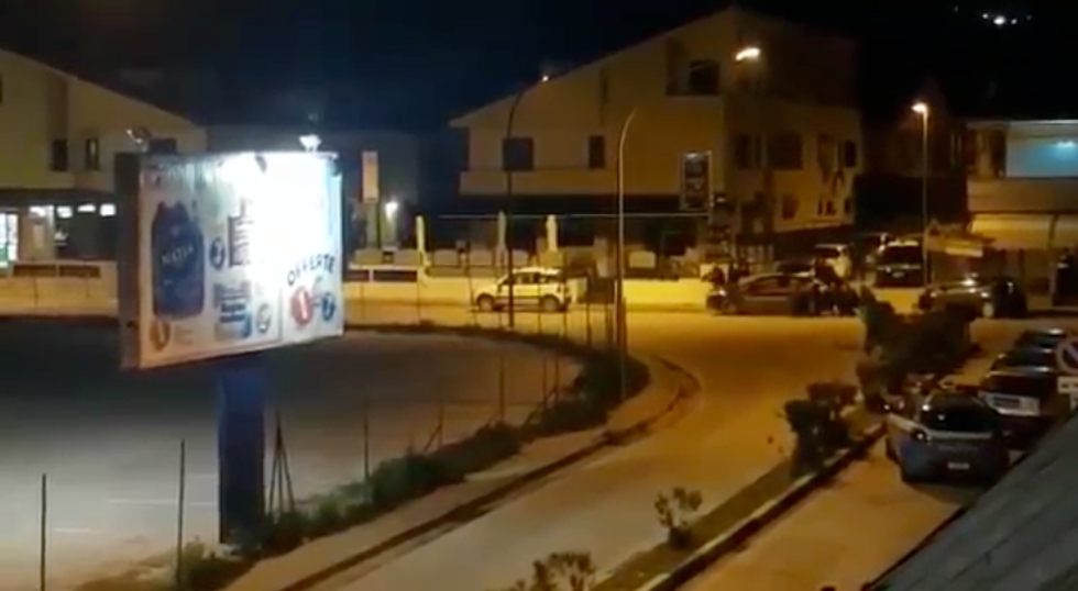 video sparatoria bellona strada carabinieri urla spari