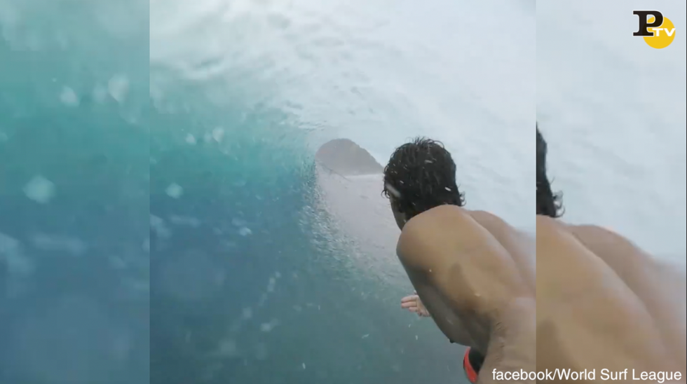 video surf tunnel in mezzo onda mare