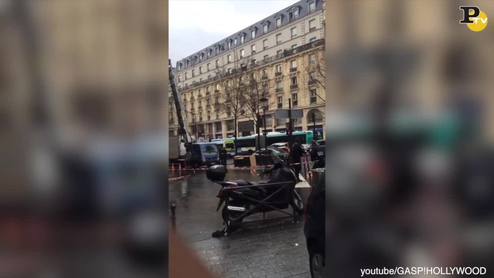video-terrorista ucciso davanti commissariato di polizia parigi 18° arrondissement