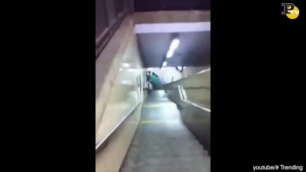 video-vandali gettano auto metropolitana bruxelles