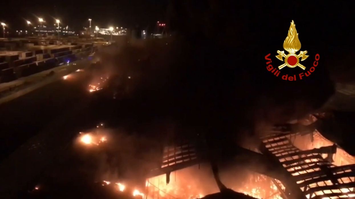 Incendio al porto di Ancona | video