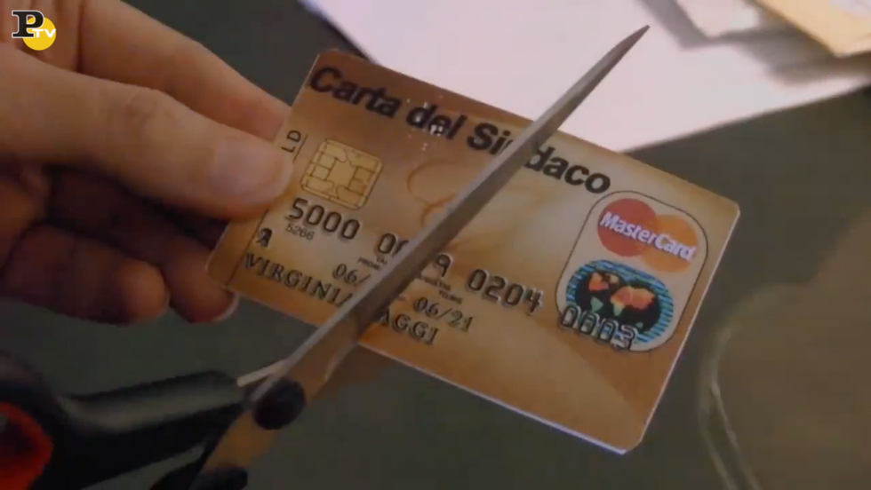 virginia raggi taglia carta credito sindaco roma