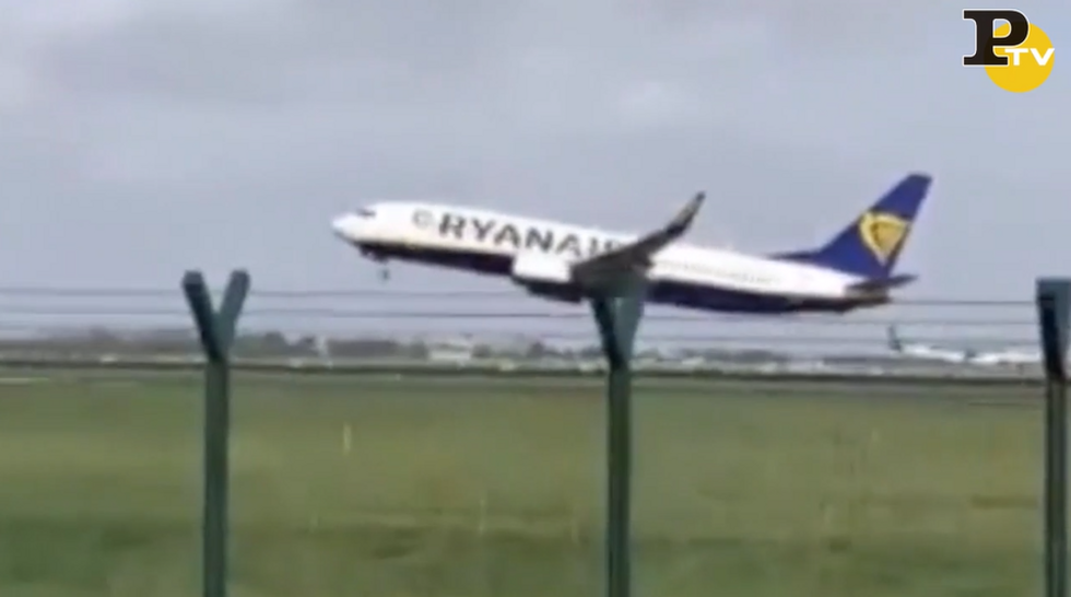 Volo Ryanair manovra pazzesca video