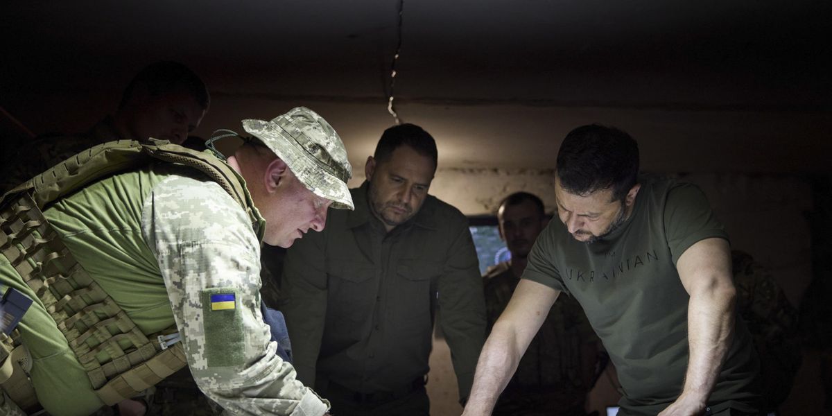Volodymyr Zelensky incontra le truppe a Donetsk
